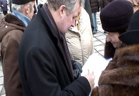 Ukmergėje pasiektas naujas, didžiausios Lietuvos vėliavos aplikacijos, rekordas. (2009-03-11)