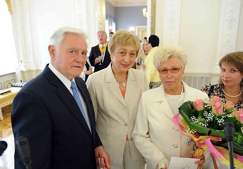 Liepos 6-osios &ndash; Valstybės dienos proga už nuopelnus Lietuvai ir už Lietuvos vardo garsinimą pasaulyje Valstybės ordinais ir medaliais prezidentas V.Adamkus apdovanojo Lietuvos ir užsienio valstybių piliečius.