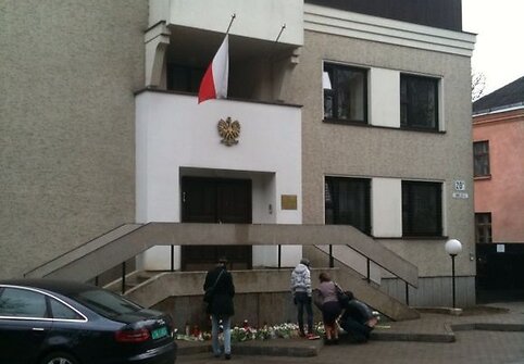 Vilniečiai prie Lenkijos ambasados atiduoda pagarbą žuvusiesiems aviakatastrofoje.