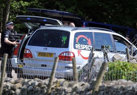 Britų policija trečiadienį ie&scaron;kojo ginkluoto užpuoliko, kuris žudė žmones &scaron;iaurinės Anglijos vaizdingojo Ežerų kra&scaron;to miesteliuose.