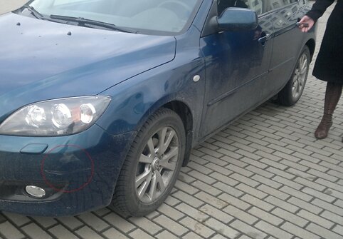P.Galkontaitės automobilio &bdquo;Mazda 3&ldquo; nubrozdintas bamperis.