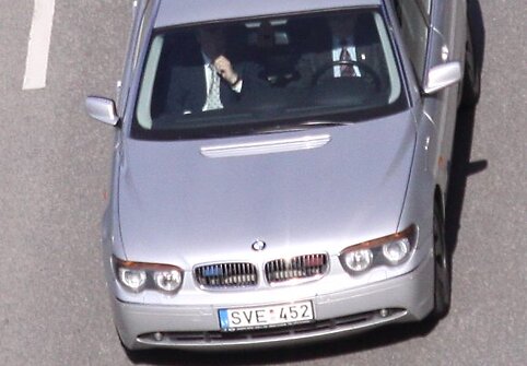 Akivaizdžiai matyti, kad nei BMW vairuotojas, nei apsaugininkas neprisisegę.
