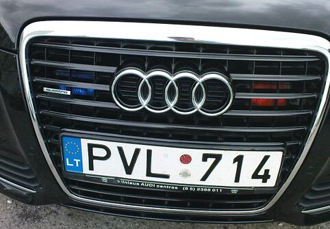 Teisi&scaron;kai nieko nerei&scaron;kiantys, bet įspūdį kitiems paprastiems vairuotojams darantys &scaron;vyturėliai. 