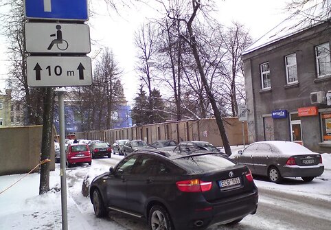 Pažeidėjo visureigis neįgaliųjų vietoje.