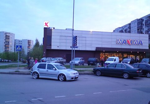 Automobilis VW, paliktas važiuojamojoje dalyje