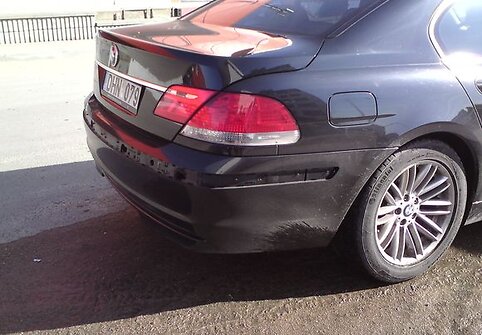 7-osios serijos BMW be ma&scaron;inos statymo jutiklių juostos buferyje.