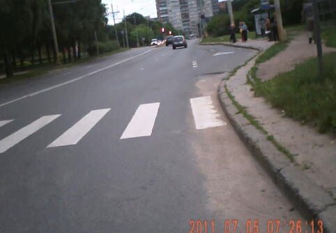 Troleibusas įžūliai lenkia dviratį