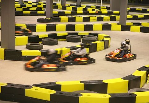 Kartingų trasoje svarbiausia buvo kuo greičiau apvažiuoti ratą 