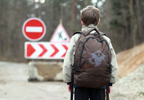 Valų kaimo vaikai į mokyklą pėsčiomis vaik&scaron;to 9 kilometrus