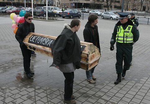 Vilniuje Toleranti&scaron;ko jaunimo asociacija ir piliečių judėjimas &bdquo;Už Lietuvą &ndash; visiems&ldquo; surengė teatralizuotą &bdquo;demokratijos laidotuvių&ldquo; eiseną.