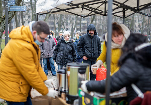 &bdquo;Carito&ldquo; socialinio centro &bdquo;Betanijos&ldquo; darbuotojai ir savanoriai dalino paaukotus miegmai&scaron;ius į Tuskulėnų parką atėjusiems žmonėms