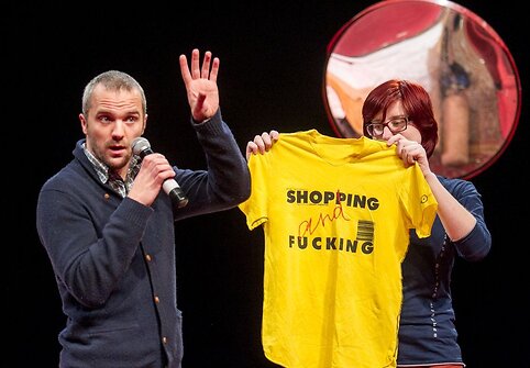 Po paskutinio „Shopping and fucking“ spektaklio įvyko rekvizito aukcionas.