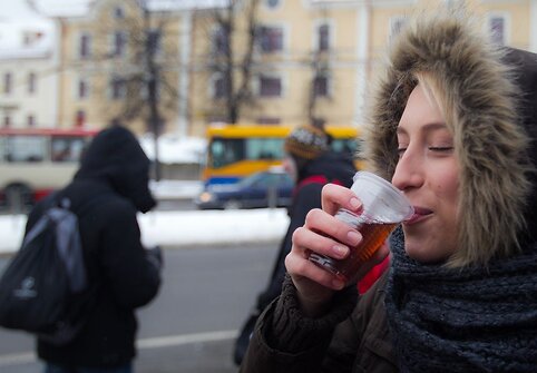 Kontrolieriai karštą arbatą dalino stotelėje prie Žaliojo tilto.