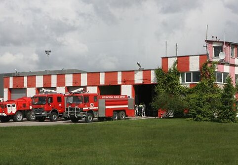 Ketvirtadienį Vilniaus tarptautiniame oro uoste į dangų kilo juodi dūmai – mokomųjų gelbėjimo pratybų metu priešgaisrinė tarnyba imitavo avariją patyrusio krovininio orlaivio gelbėjimo operaciją.