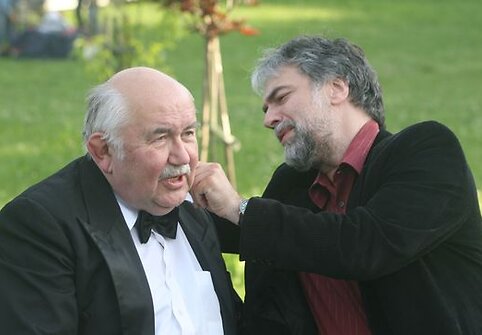 &Scaron;v. Kristoforo kamerinio orkestro artistai, diriguojami prof. Donato Katkaus, i&scaron; pievos prie Tymo turgaus oro balionu pakilo koncertuodami.
