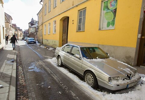 Apgadintas automobilis Vilniaus Ligoninės gatvėje.