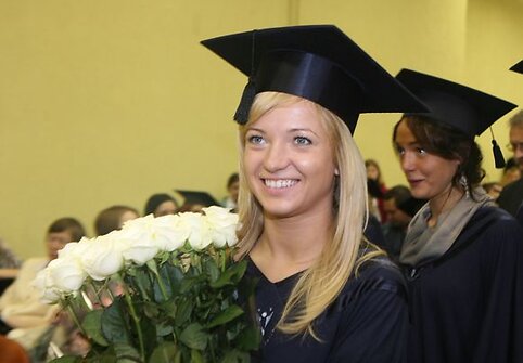 Išgarsėję dainininkai įgijo bakalauro kvalifikacinį laipsnį.