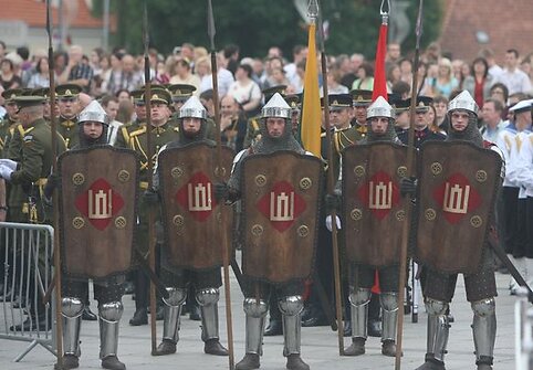 Griausmingomis dainomis, simboliniais fejerverkais, įvairiais tautiniais pasididžiavimais, skirtingomis tarmėmis trečiadienio vakarą aidėjo Katedros aikštė.
