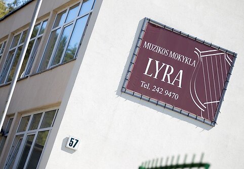 Muzikos mokykla &bdquo;Lyra&ldquo; įsikūrusi vaikų darželio patalpose.
