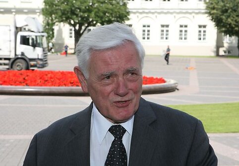 De&scaron;imt metų Prezidento poste i&scaron;buvęs Valdas Adamkus baigdamas kadenciją atsisveikina su žiniasklaida.