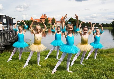 Baleto &bdquo;Gulbių ežeras&ldquo; Galvės ežere pristatymas