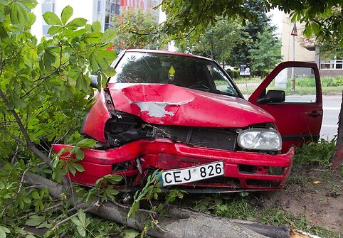 Vilniuje automobilis atsitrenkė į medį