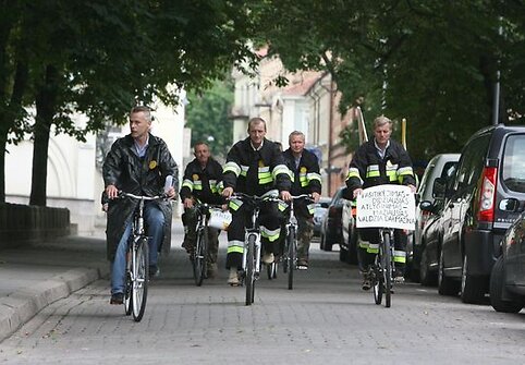 Devyni kovinėmis uniformomis apsirengę ugniagesiai 11 val. ryto dviračiais atvyko į Daukanto aikštę.