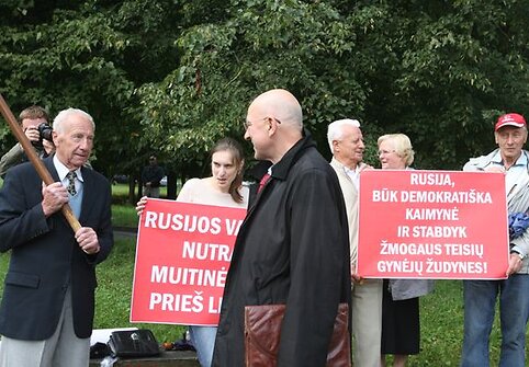 Jungtinio demokratinio judėjimo (JDJ) pikete Rusijos valdžia raginama nutraukti muitinės karą prie&scaron; Lietuvą, taip pat būti demokrati&scaron;ka kaimyne ir stabdyti žmogaus teisių gynėjų žudynes. 