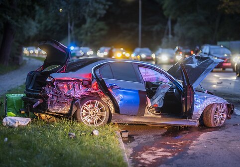 VIlniaus Olandų gatvėje BMW trenkėsi į du stulpus