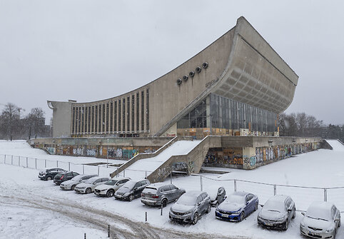 Parkavimo aik&scaron;telė &scaron;alia sporto rūmų