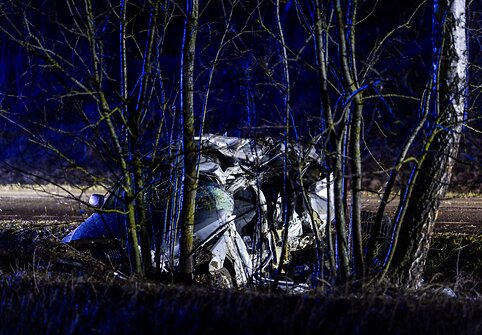 Policijos stabdomas BMW nestojo &ndash; nulėkė nuo kelio ir trenkėsi į medį: žuvo jaunas vairuotojas