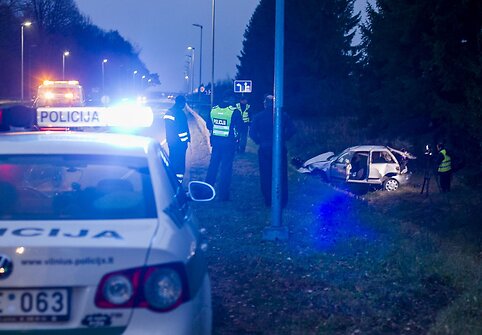 Vilniaus pakra&scaron;tyje, Liepkalnio gatvėje apvirto automobilis &bdquo;Rover&ldquo;.