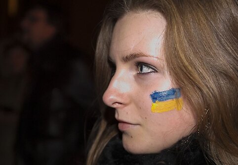 De&scaron;imtys jaunuolių Vilniuje prie ambasados i&scaron;rei&scaron;kė paramą Ukrainos protestuotojams.