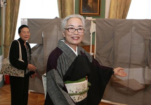 Meistrės iš Japonijos lietuviams pristato tradicinio meno kūrinius.