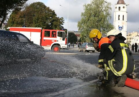 Ugniagesių pratybos penktadienio rytą Vilniaus centre sukėlė nerimo sostinės gyventojams.