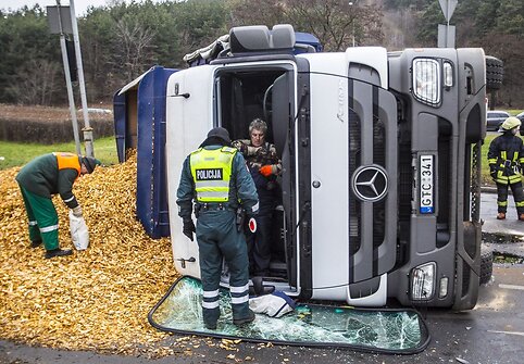 Vilniuje apvirto sunkvežimis su medžio drožlėmis