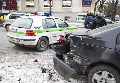Taksi ir policijos automobilių avarija.