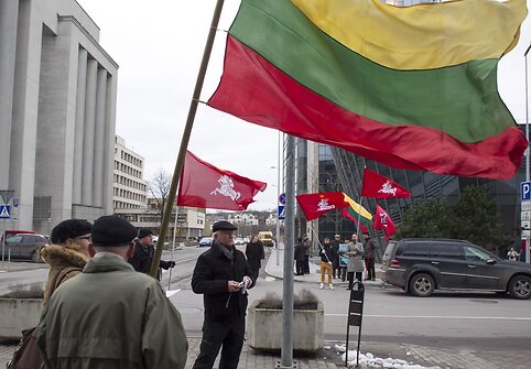  Protestuotojai prie vyriausiosios rinkimų komisijos pastato.