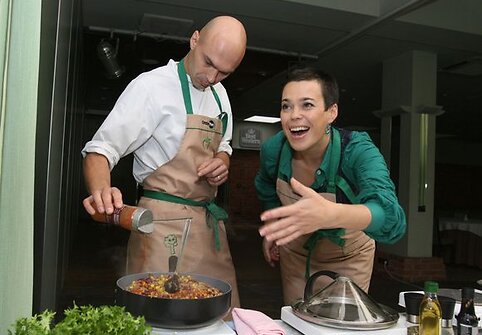 Nomeda Marčėnaitė ir Edmundas Končius ekologi&scaron;kose keptuvėse ruo&scaron;ė mėgiamus patiekalus.