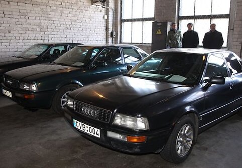 Pirmadienį Prezidentūros kanceliarija surengė aukcioną, kuriame už nebenaudojamus automobilius, baldus, foto bei kompiuterinę įrangą surinko beveik 100 tūkst. Lt.