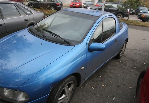 Atvažiavęs atsiimti praėjusią savaitę Prezidentūros kanceliarijos aukcione nusipirktos prekės, vilnietis Tomas susidūrė su nemalonia situacija: prezidentūros garažo vartų sargas sunkiais metaliniais vartais prispaudė ir sulankstė jo automobilį.
