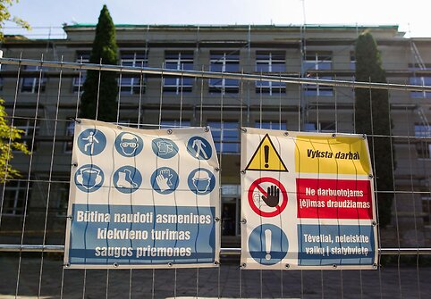 &bdquo;Laisvės&ldquo; gimnazijoje &scaron;eimininkauja statybininkai.