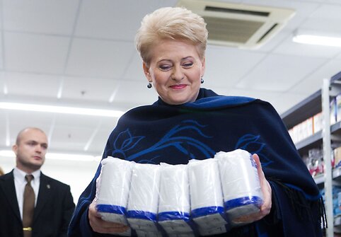 Šalies vadovė Dalia Grybauskaitė aukojo „Maisto bankui“
