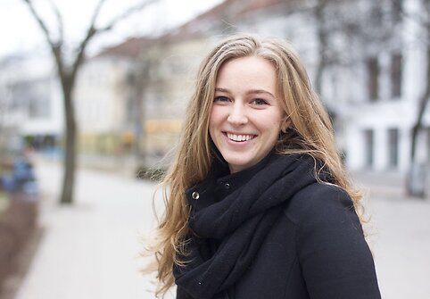 Trečios kartos Amerikos lietuvė, 22 metų Kendra Kir&scaron;onis, gimė ir augo Los Andžele, saulėtoje Kalifornijoje. 
