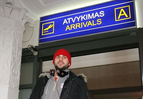 Geriausias 2009 metų Lietuvos krepšininkas Linas Kleiza antradienį kartu su Pirėjo „Olympiacos“ (Graikija) komanda nusileido Vilniaus oro uoste. Lietuvis, kaip ir kiti prie šalčių nepratę Graikijos klubo žaidėjai, gūžėsi nuo atšiaurių oro sąlygų.