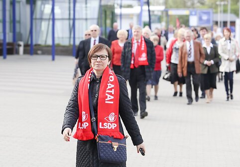 Į penktadienį vykusį Lietuvos socialdemokratų partijos suvažiavimą politikai puo&scaron;ėsi, kaip į &scaron;ventę.