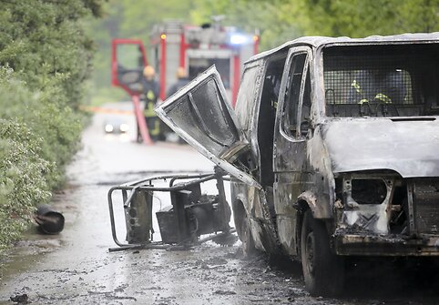 Sudegęs mikroautobusas įvykio vietoje