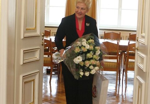 Prezidentę su 54-uoju gimtadieniu pasveikinę A.Kubilius ir I.Degutienė įteikė gėlių puok&scaron;tes bei knygą. 