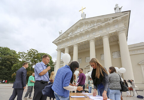 Akcija Katedros aik&scaron;tėje: 100 eurų kompensacijos patinka ne visiems