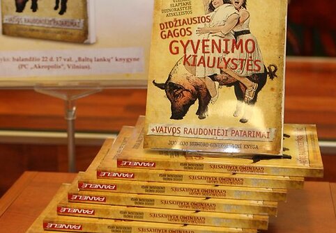 Knygos &bdquo;Visi&scaron;kai slaptame dienora&scaron;tyje atskleistos didžiausios Gagos gyvenimo kiaulystės&ldquo; pristatymo akimirka.